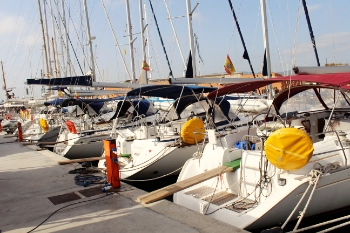 Segelyachten liegen rückwärts angelegt im Hafen